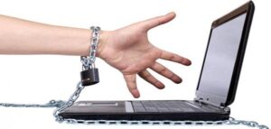 مراهقون في عزلة اجتماعية بسبب الإنترنت