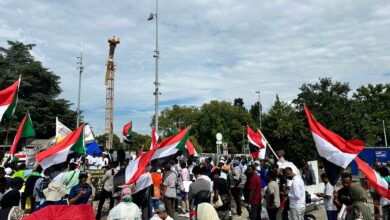 المئات يتظاهرون أمام الأمم المتحدة رافضين محادثات جنيف 7 المئات يتظاهرون أمام الأمم المتحدة رافضين