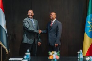 البرهان يلتقي رئيس الوزراء الإثيوبي.. ما القصة 2 البرهان يلتقي رئيس الوزراء الإثيوبي.. ما القصة