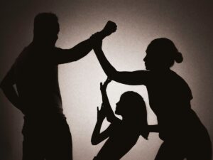بسبب التفكك الأسري.. فتيات يهربن إلى ملاذات ليست (آمنة) 2 بسبب التفكك الأسري.. فتيات يهربن إلى ملاذات ليست (آمنة)