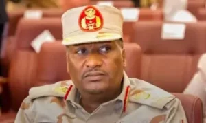 صور مثيرة للسخرية.. دقلو من القصر الى الصحراء