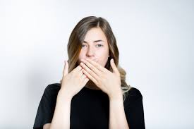 رجال يتفوقون فيها، الثرثرة عقدة نفسية وعادة إجتماعية مزعجة