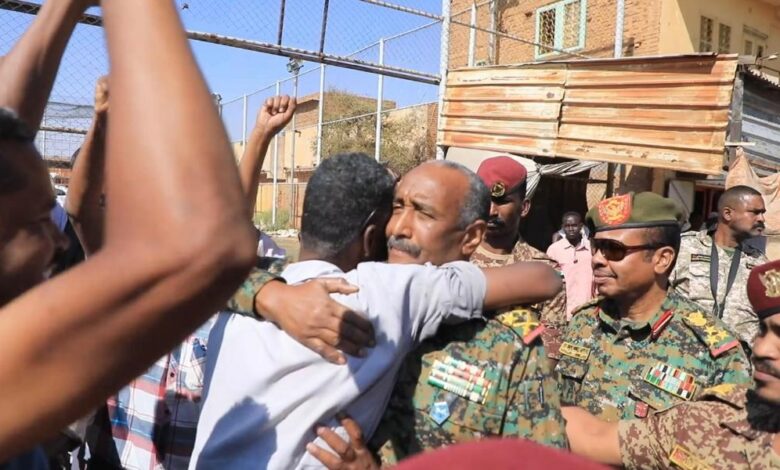 تفاعل وعناق بين البرهان ومواطنين.. ما القصة 1 IMG 20241211 WA0008