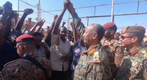 تفاعل وعناق بين البرهان ومواطنين .. ما القصة 