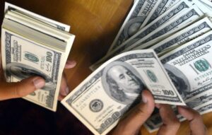سعر الدولار يرتفع كثيرا .. تعرف على السبب