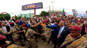 خاطب حشود ضخمة..البرهان يبشر بتحرير الخرطوم قريبا 3 خاطب حشود ضخمة..البرهان يبشر بتحرير الخرطوم قريبا