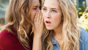 نساء يعانين هوس البحث عن أسرار الناس 2 نساء يعانين هوس البحث عن أسرار الناس