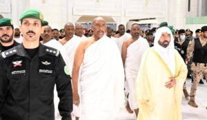 البرهان يؤدي شعيرة العمرة ويعود للبلاد 3 IMG 20250329 WA00471
