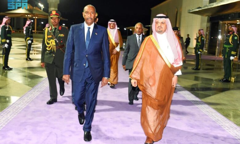 البرهان يؤدي شعيرة العمرة ويعود للبلاد 1 IMG 20250329 WA0095