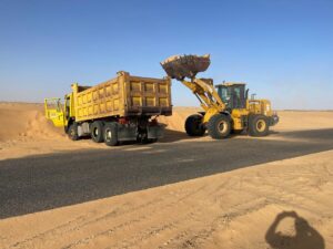 الطرق والجسور تعلن عن إنفاذ إزالة الكثبان الرملية بالشمالية 3 الطرق والجسور تعلن عن إنفاذ إزالة الكثبان الرملية بالشمالية