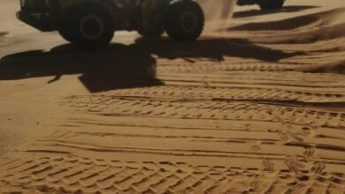 الطرق والجسور تعلن عن إنفاذ إزالة الكثبان الرملية بالشمالية 6 IMG 20250416 WA0158