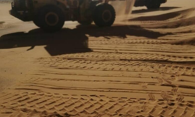 الطرق والجسور تعلن عن إنفاذ إزالة الكثبان الرملية بالشمالية 1 IMG 20250416 WA0158