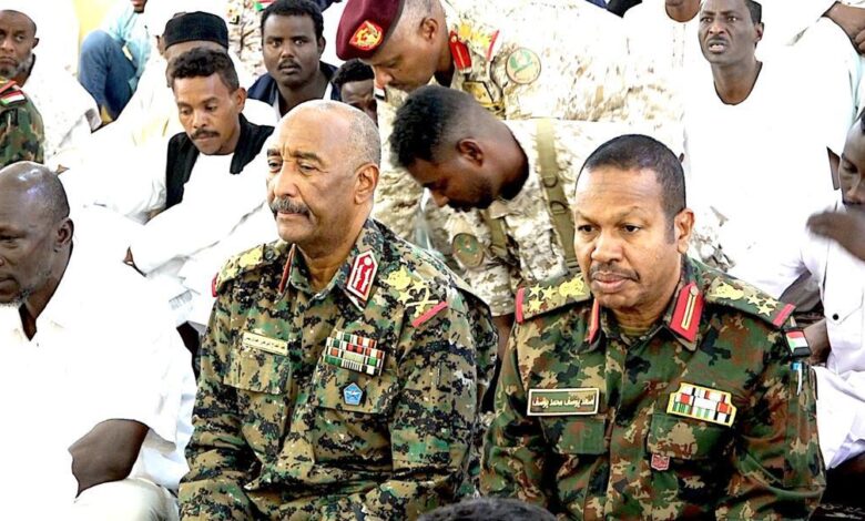 البرهان ونائبه مع المواطنين بمسجد بورتسودان 1 IMG 20250606 WA0167