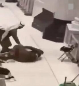 معتمر يقفز من الطوابق العلوية بالحرم المكي.. ماذا حدث له! 2 معتمر يقفز من الطوابق العلوية بالحرم المكي.. ماذا حدث له!