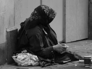 مخابرات أفريقية في شكل متسولين.. من المسؤول؟! 2 مخابرات أفريقية في شكل متسولين.. من المسؤول؟!