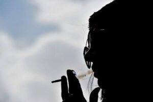تدخين النساء.. سلوك مشبوه وخدش للأنوثة وإنطفاء بريقها 2 تدخين النساء.. سلوك مشبوه وخدش للأنوثة وإنطفاء بريقها