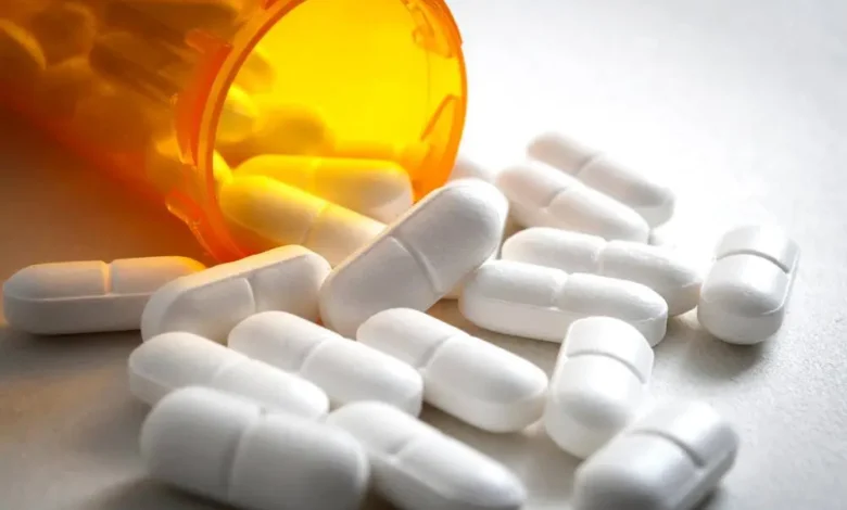 طفلة تصاب بأزمة صحية خطيرة والسبب صادم!! 1 close up on a bottle of prescription drugs and hydrocodone pills falling out of it shutterstock 1032081463
